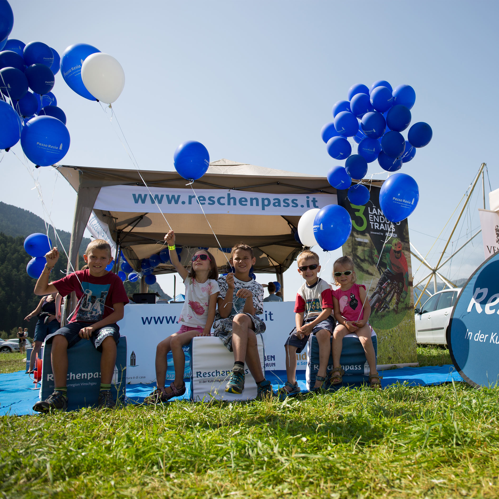 Bambini con palloncini