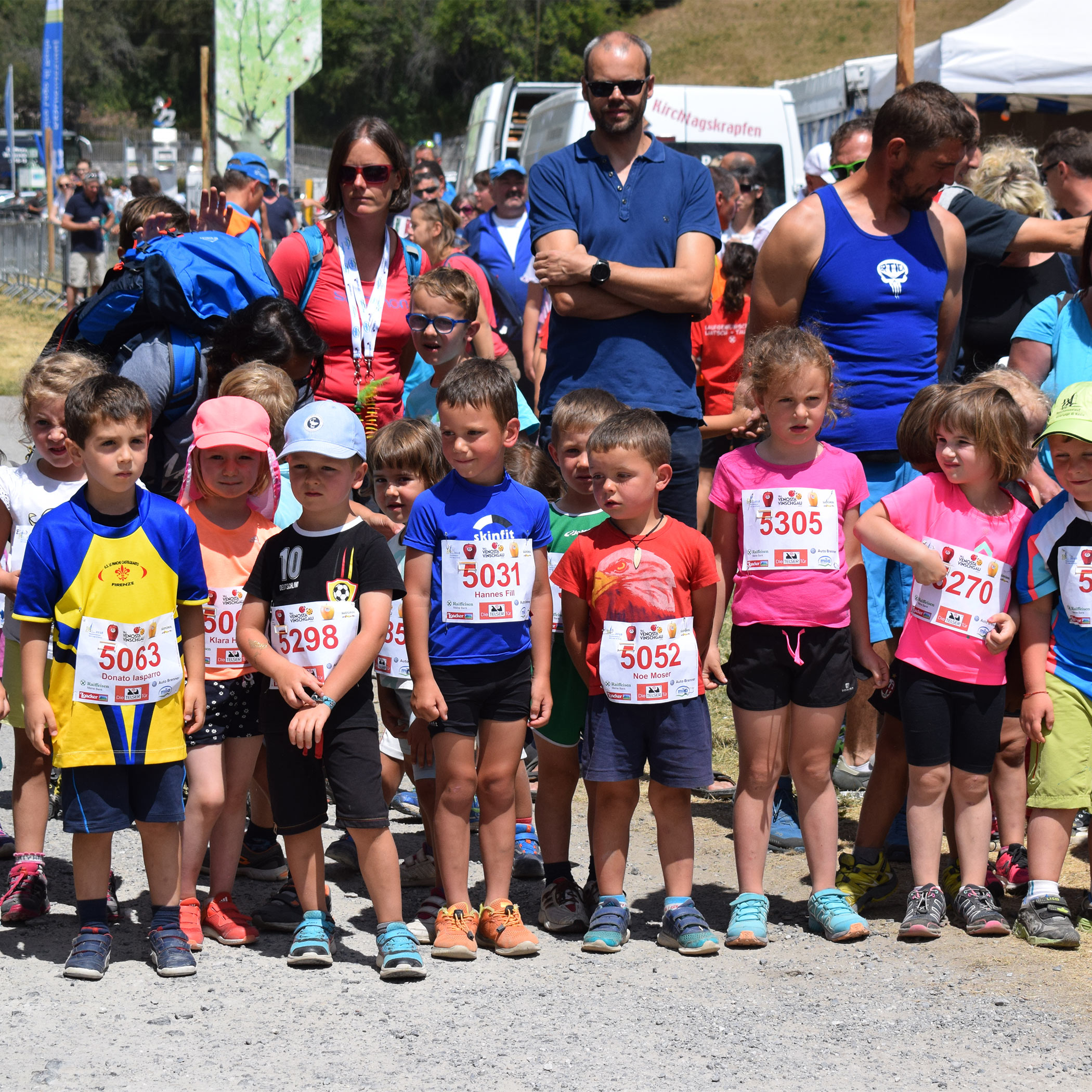 Bambini con numeri di partenza
